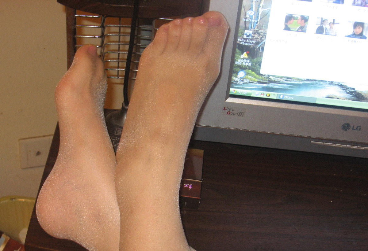 电脑桌前的超薄肉丝3.jpg