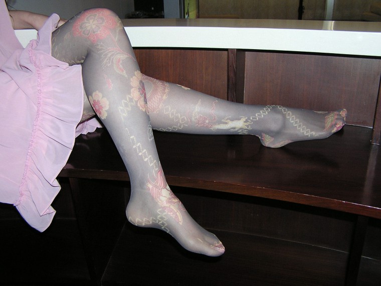 居家彩色花纹黑丝粉裙，超薄亮肉丝高跟2.jpg