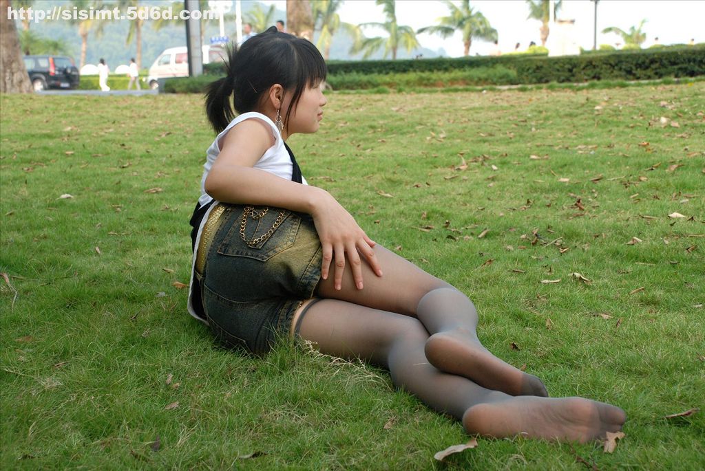 绿油油的草地上牛仔热裤美女超薄长筒灰丝2.jpg