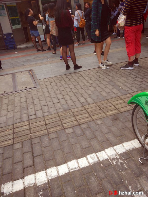 跟拍黑丝小骚裙子太短了一直用手撸1_副本.jpg
